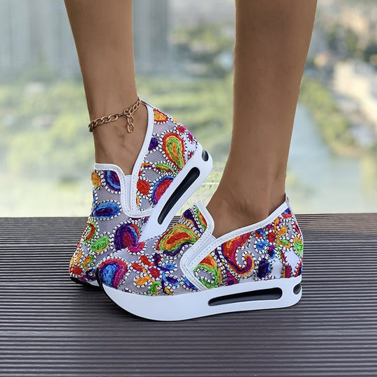 Damen Slip-On Keil-Sneaker mit besticktem Canvas-Obermaterial und luftgepolsterter Plateau-Sohle Shop Nory