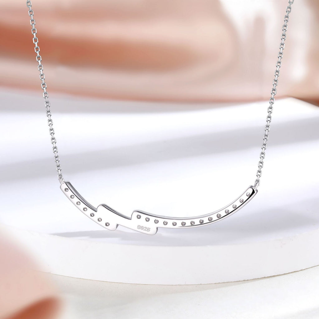 Damen Halskette mit modernem geschwungenem Design und funkelnden Kristallakzenten Shop Nory