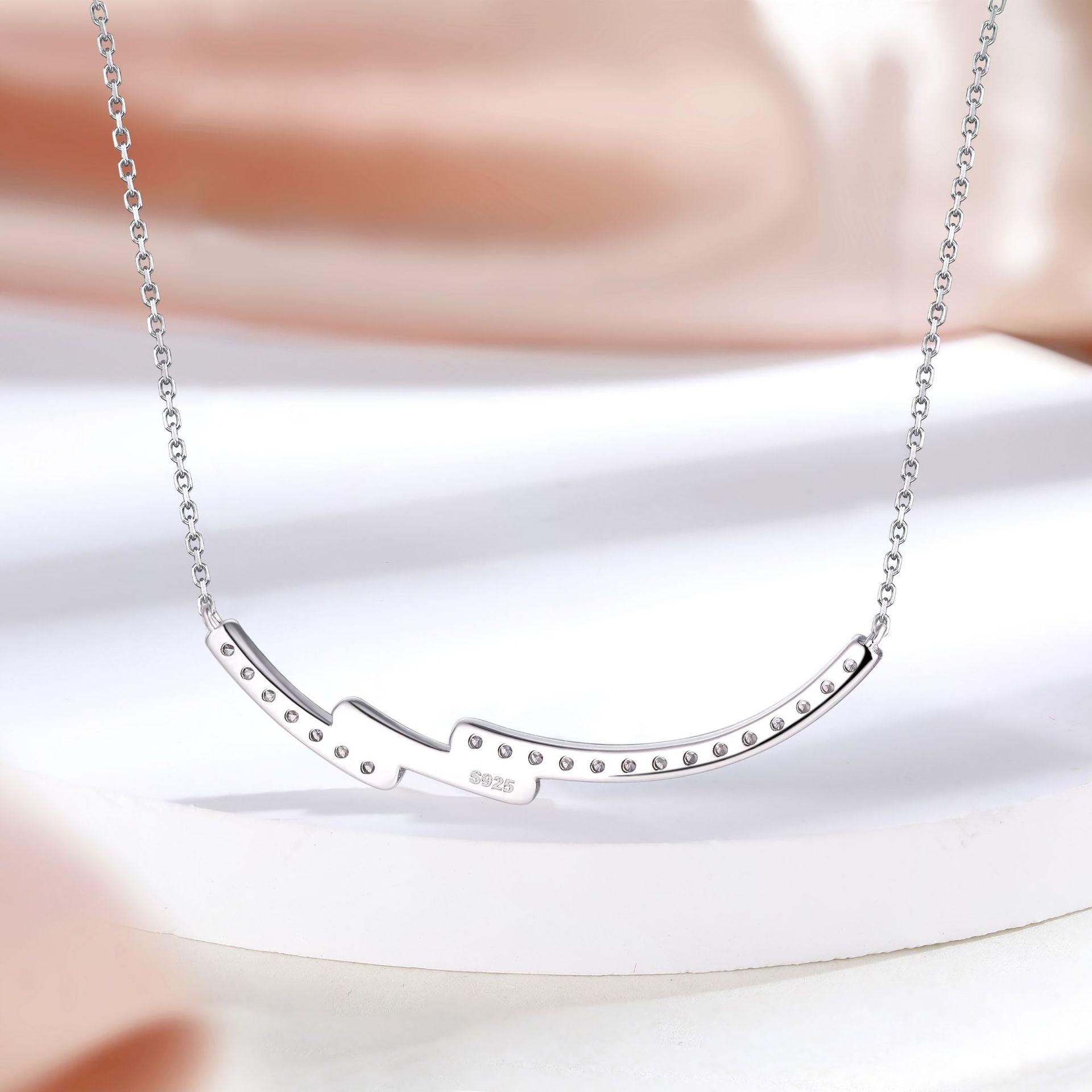 Damen Halskette mit modernem geschwungenem Design und funkelnden Kristallakzenten Shop Nory