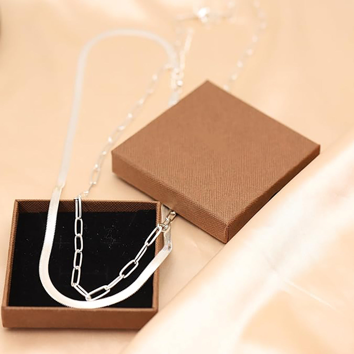 Damen Halskette mit doppeltem Kettendesign und eleganten Gliederakzenten Shop Nory
