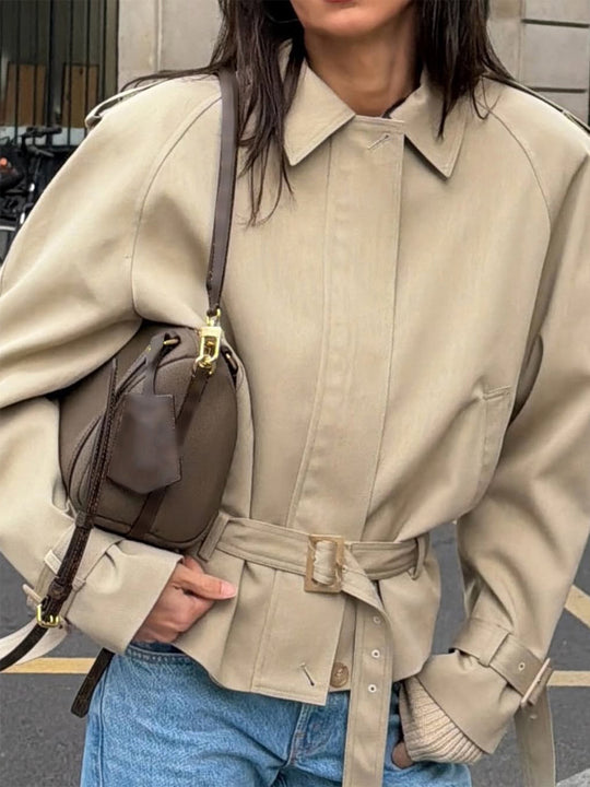 Damen Taillierte Kurz-Trenchjacke mit Bindegürtel, Raglanärmeln und verdeckter Knopfleiste Shop Nory