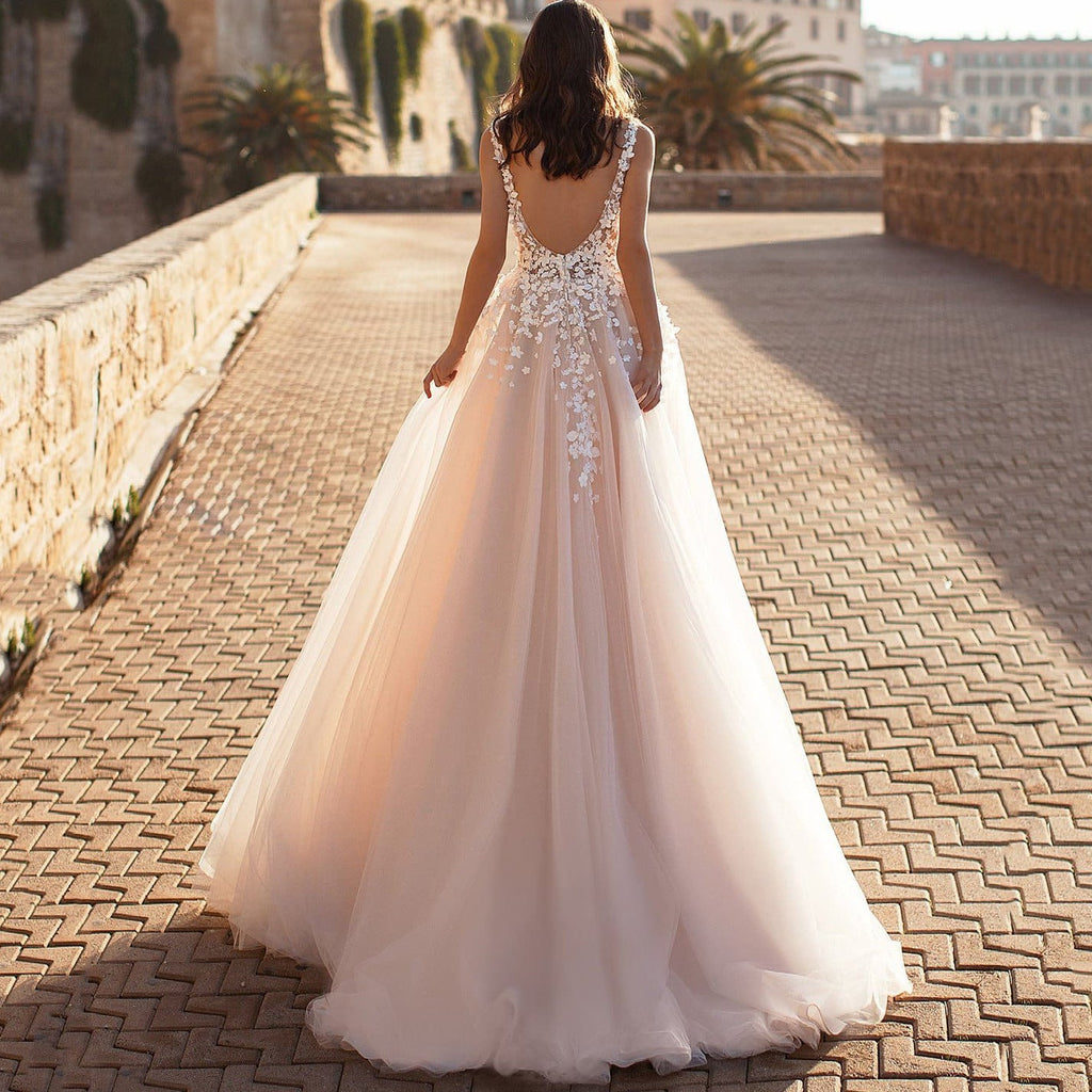 Festliches Damen Hochzeitskleid mit Floralen Applikationen und Schimmerndem Tüll für Hochzeiten