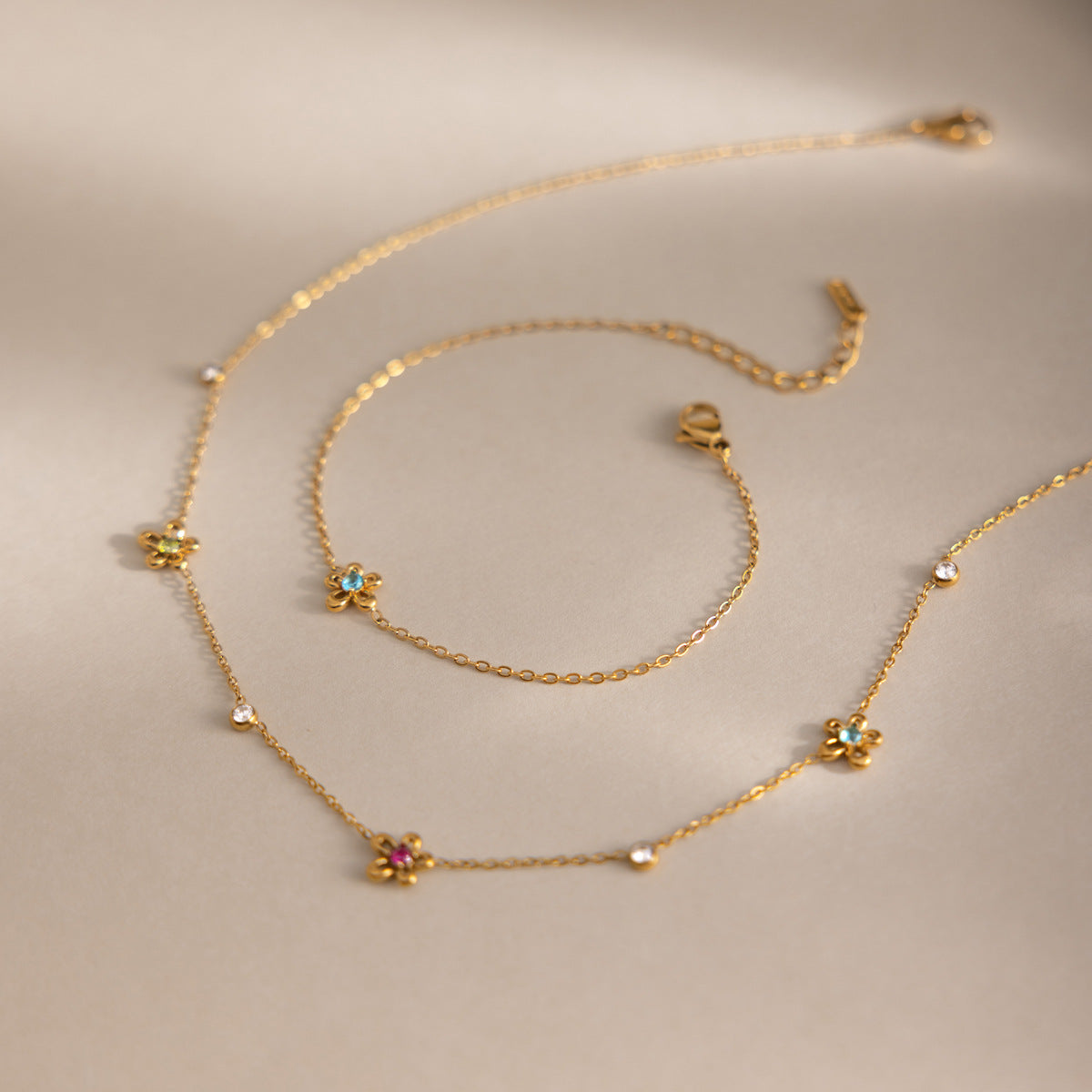Damen Halskette mit floralen Anhängern und hypoallergener Edelstahlverarbeitung Shop Nory