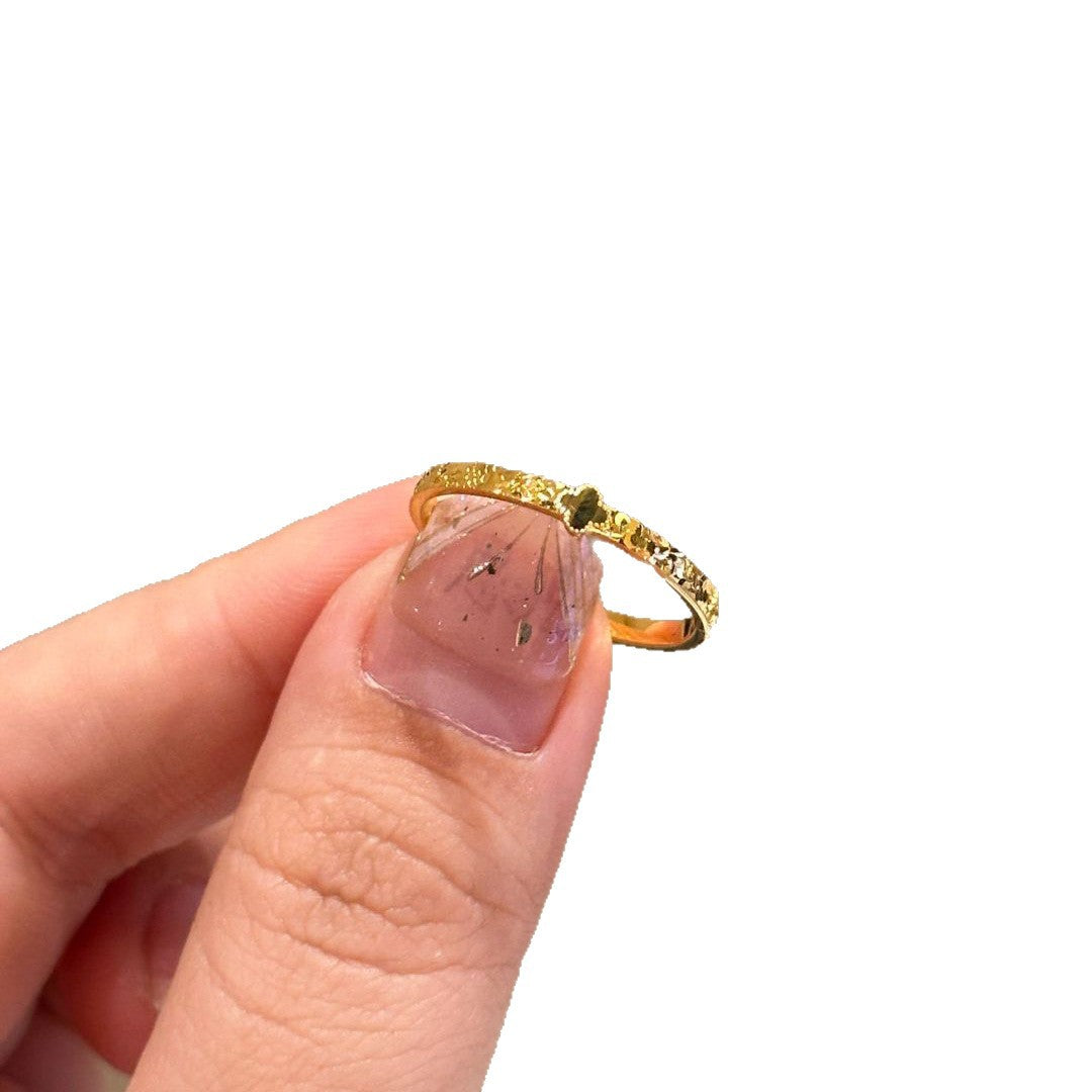 Damen zarter Ring mit Herzdesign und funkelnden Akzenten Shop Nory
