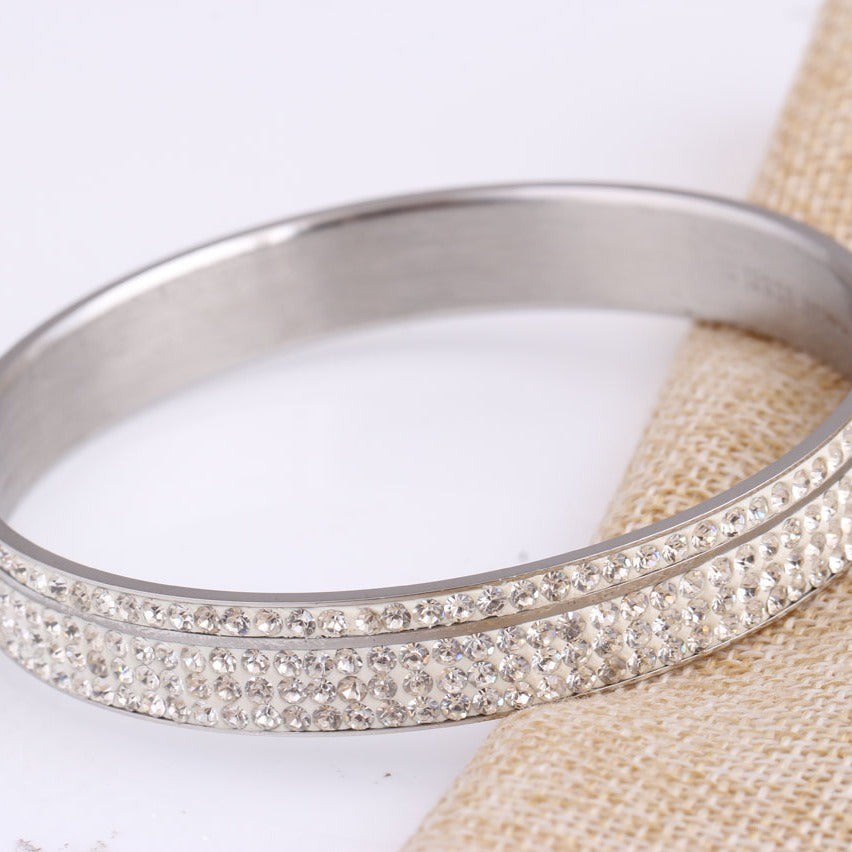 Damen Armreif mit funkelnden Zirkonia-Steinen und elegantem Design Shop Nory