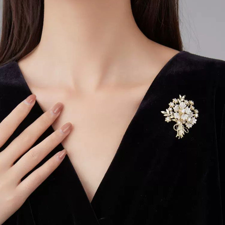 Filigrane Blumenbrosche mit Funkelnden Zirkonia und Eleganter Goldplattierung