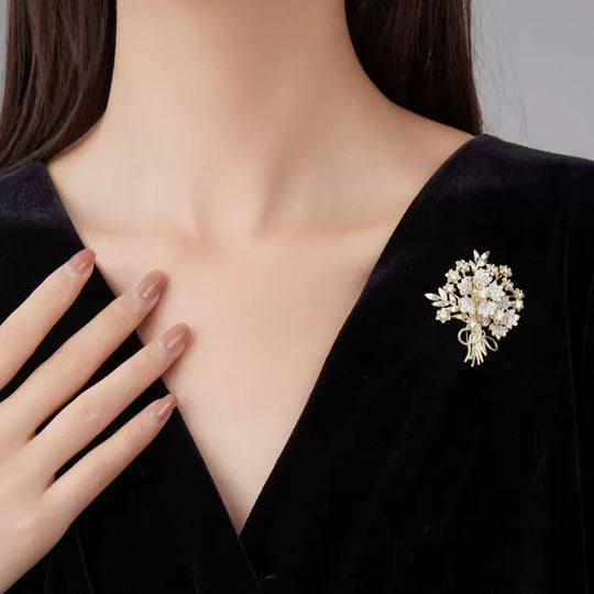 Filigrane Blumenbrosche mit Funkelnden Zirkonia und Eleganter Goldplattierung