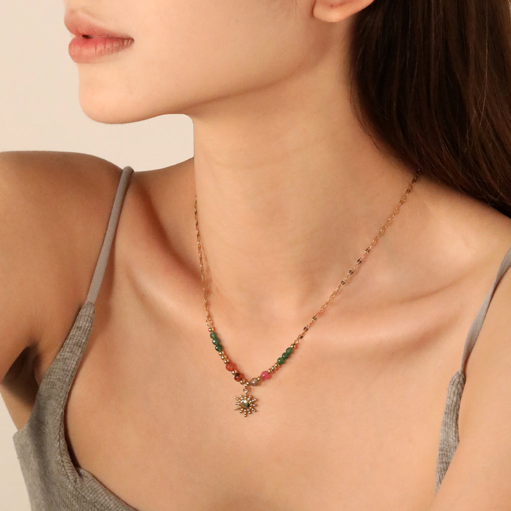 Damen Halskette mit Sonnenanhänger und bunten Kristallakzenten Shop Nory