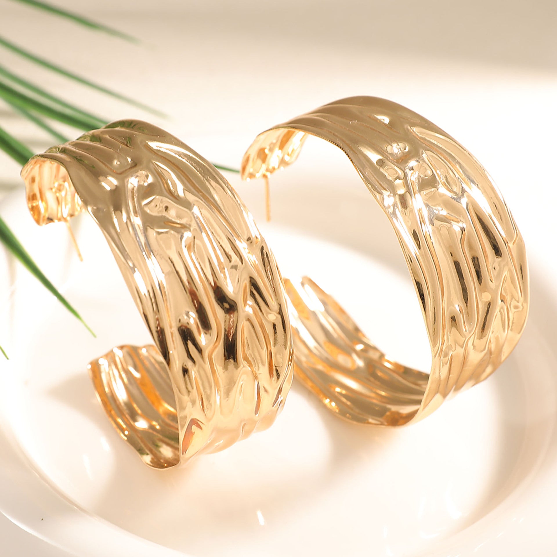 Damen Schmuckarmband mit ausgefallenem Rippenmuster Shop Nory