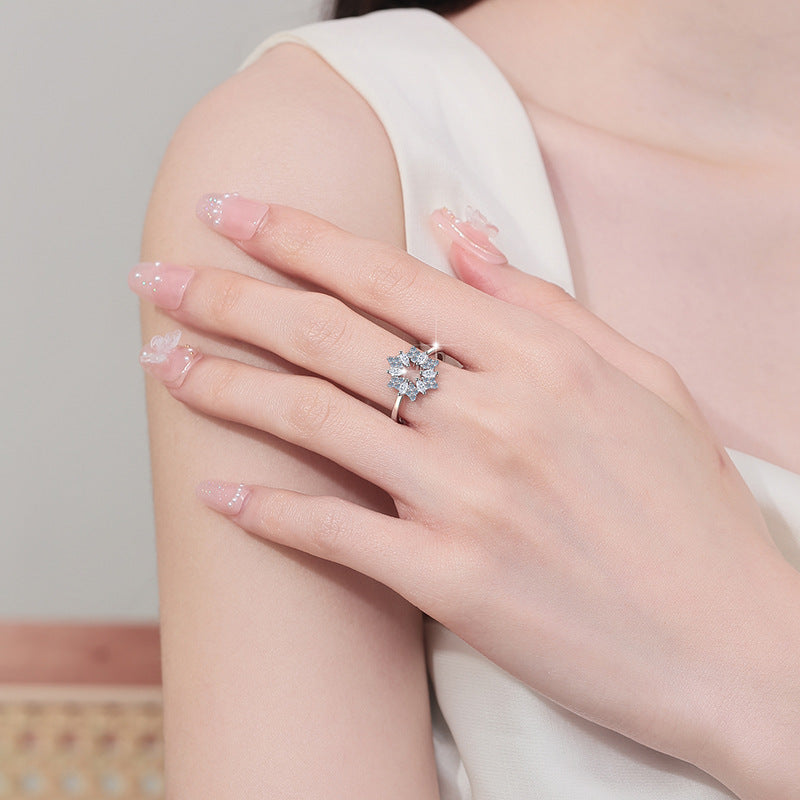 Damen Schmuckring mit funkelndem Design und strahlenförmigen Zirkonia Shop Nory