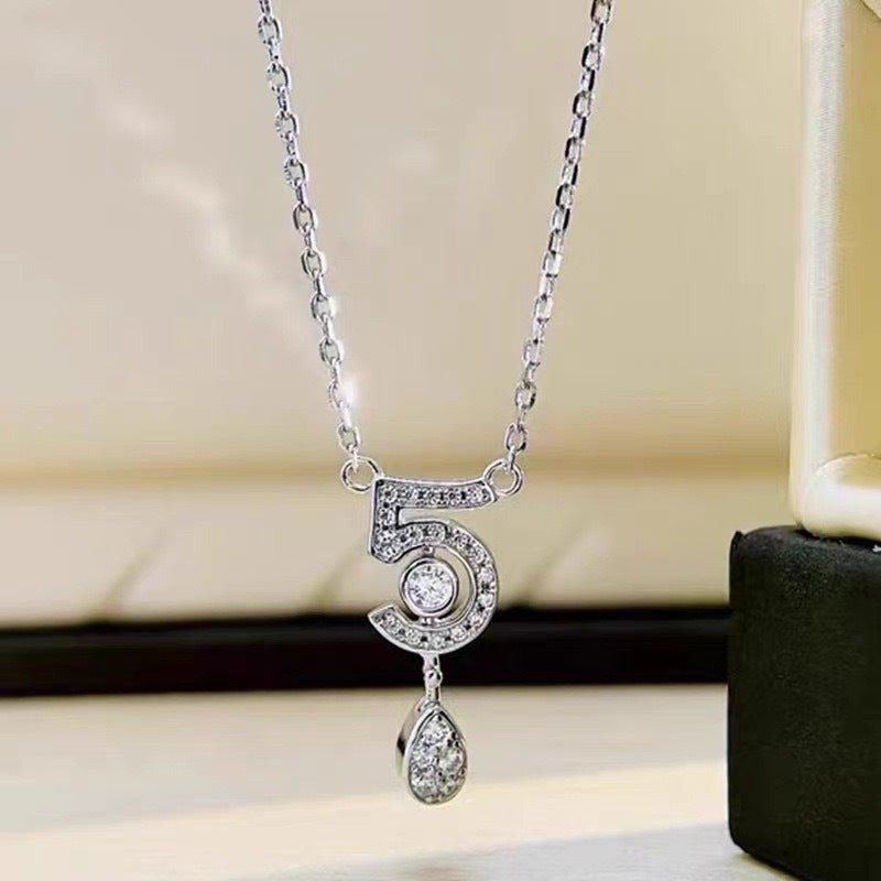 Damen Ohrringe mit funkelndem Design und einzigartigen Anhängern Shop Nory