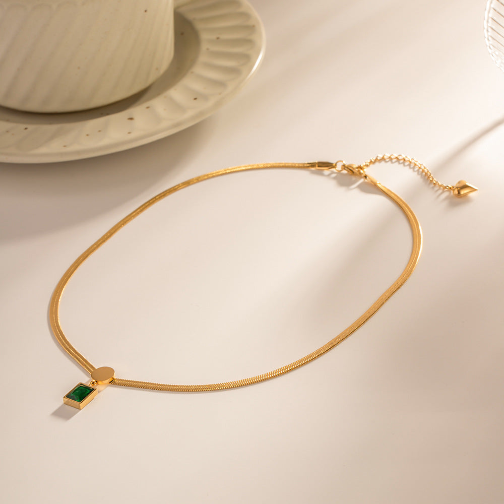 Damen Halskette mit hochwertigem goldenem Kettendesign und funkelndem Smaragd-Anhänger Shop Nory