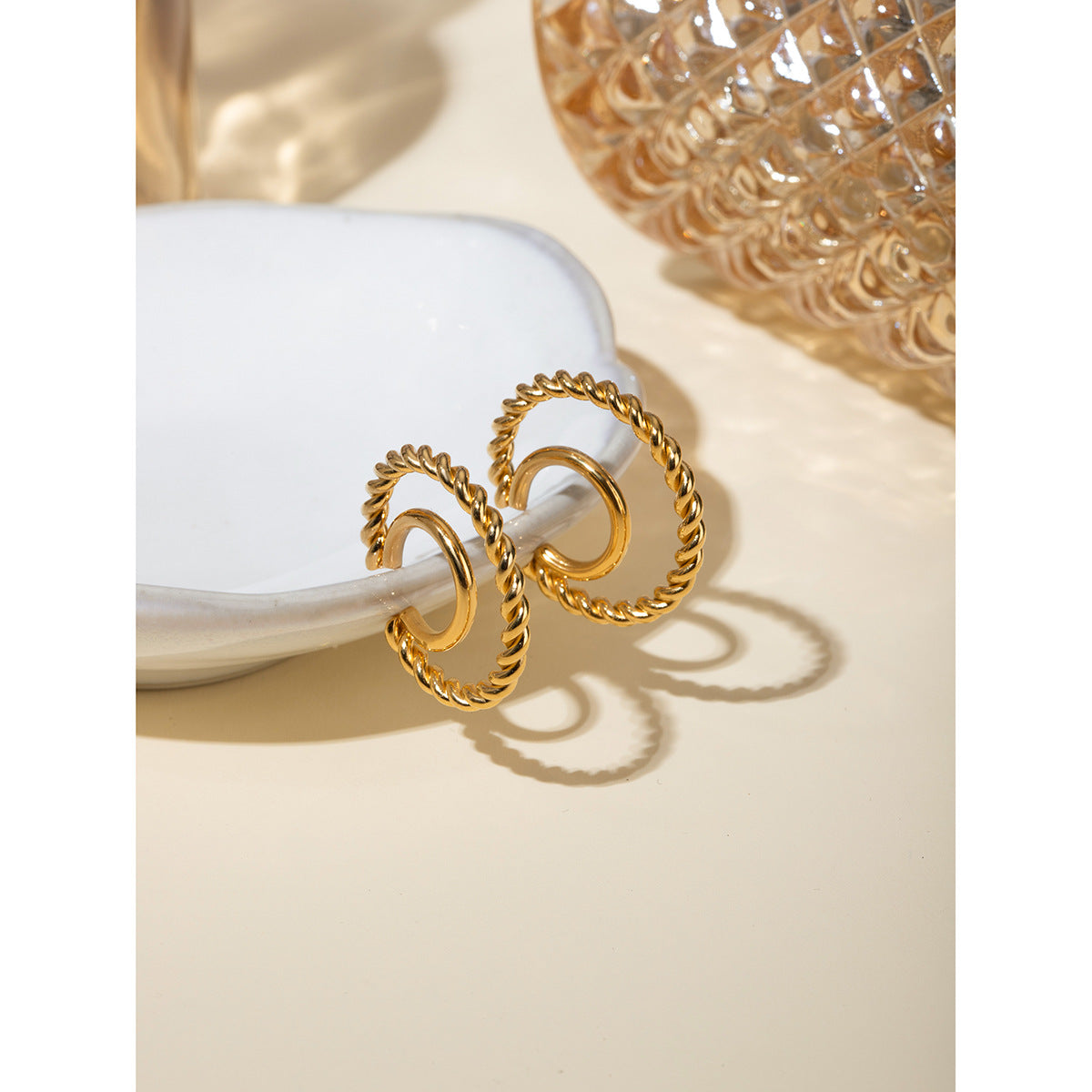 Damen Ohrhänger aus hypoallergenem und wasserdichtem Edelstahl mit elegantem Twisted-Design Shop Nory