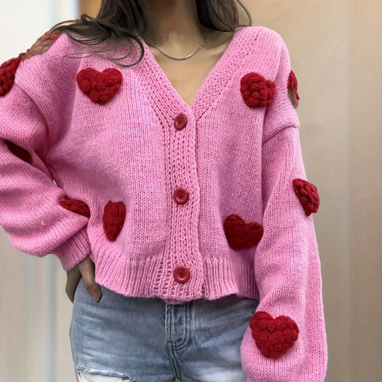 Damen Kurzgeschnittener V-Ausschnitt-Cardigan mit geprägten Herz-Applikationen und Schmuckknöpfen Shop Nory