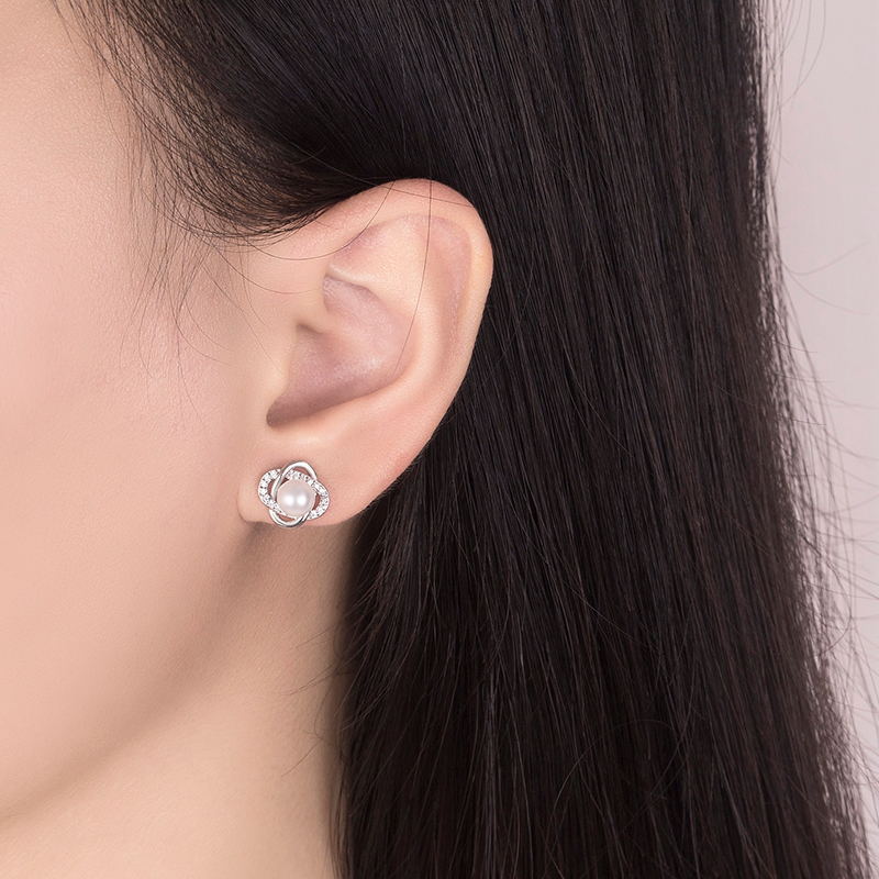Damen Ohrstecker mit kunstvollem Perlendesign und funkelnden Zirkonia Shop Nory
