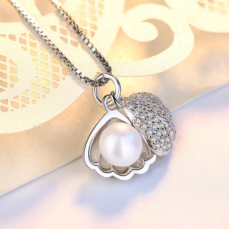 Damen Halskette mit elegantem Muschel-Anhänger und funkelnden Zirkonia Shop Nory