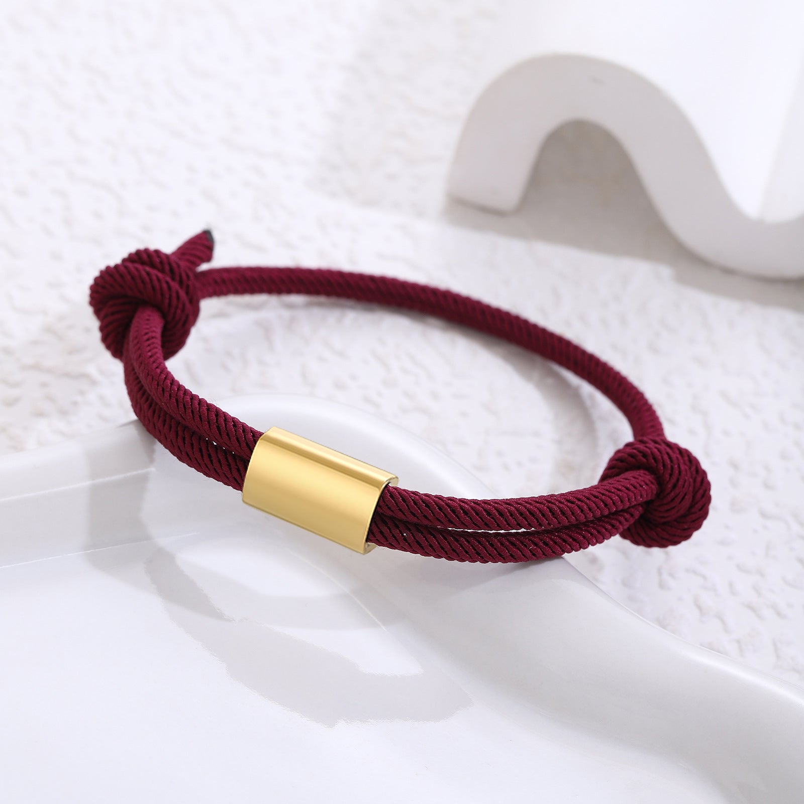 Damen geflochtenes Armband mit goldfarbener Akzentverschlusseinheit Shop Nory
