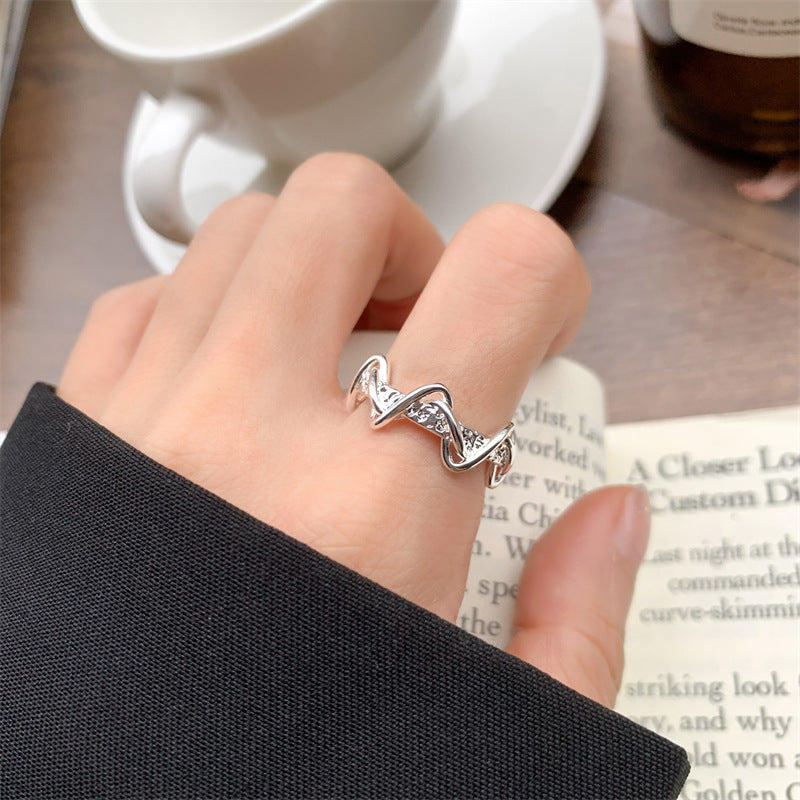 Damenring mit elegantem gewundenem Design und funkelnden Zirkonia Shop Nory