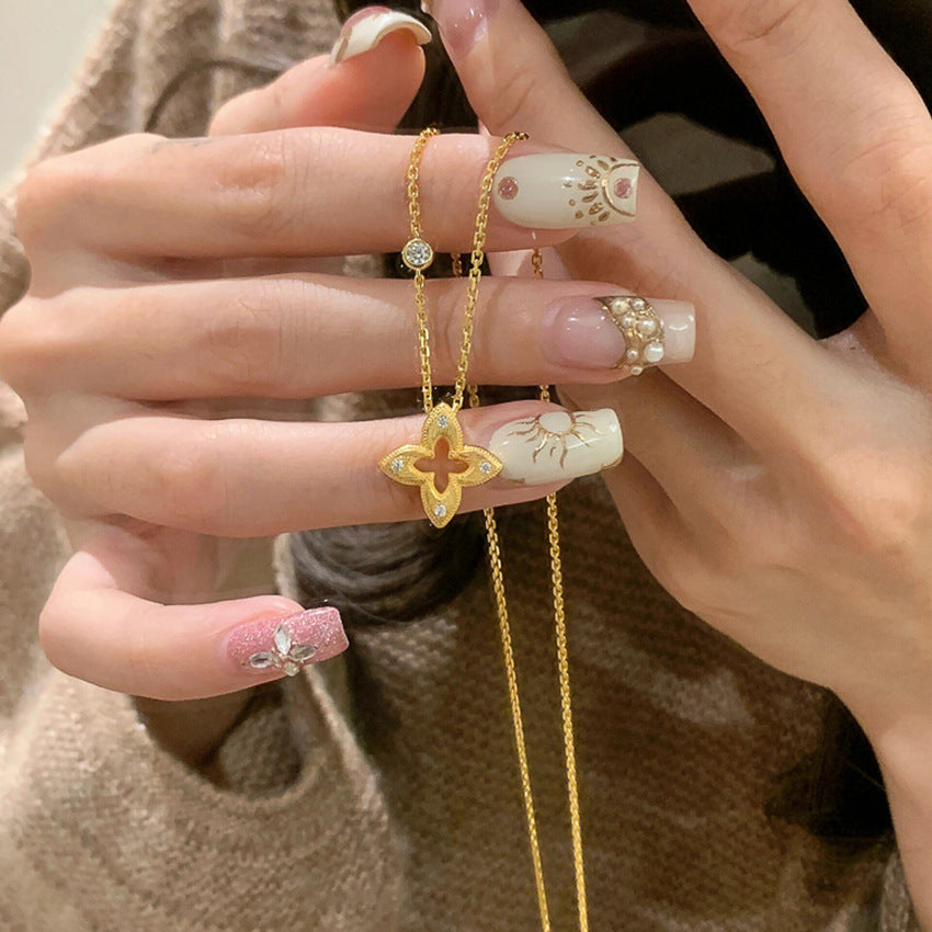 Damen Halskette mit filigranem Blütenanhänger und funkelnden Akzenten Shop Nory