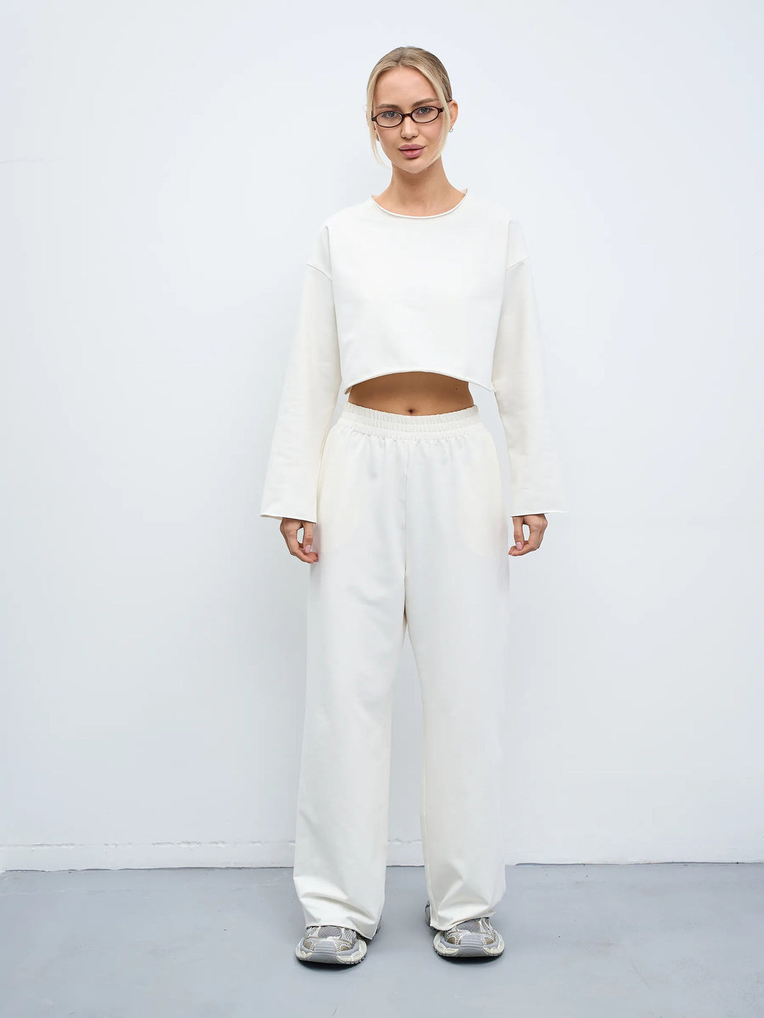 Damen Kurzgeschnittenes Sweatshirt und High-Waist Relax-Jogginghose Set Shop Nory