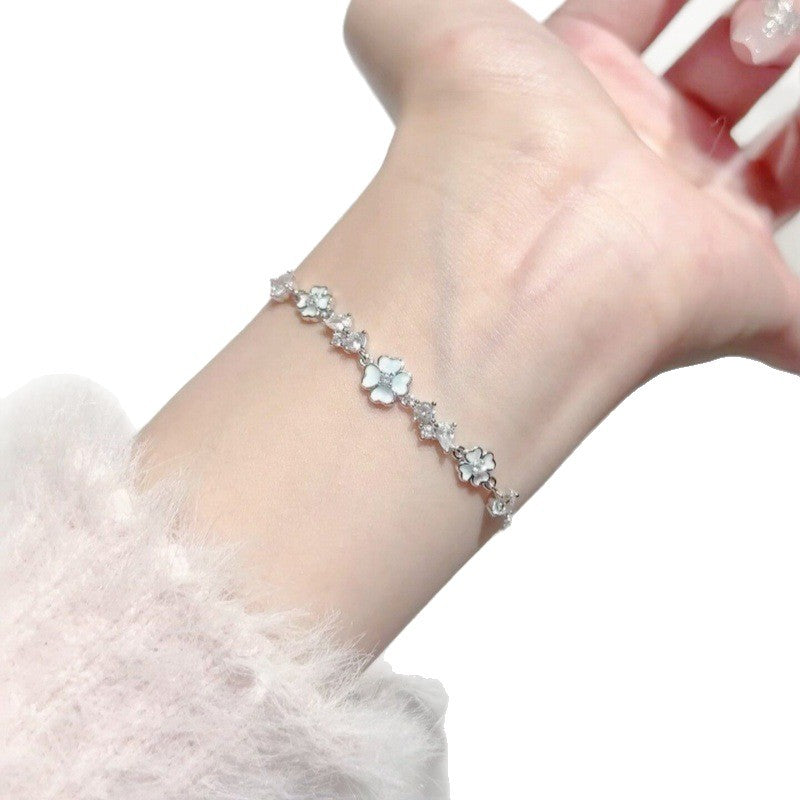 Damen Elegantes Armband mit floralen Zirkonia-Details Shop Nory