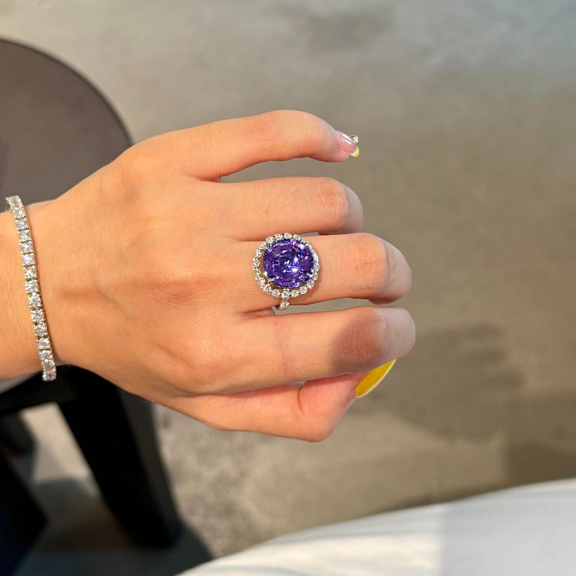 Damen Funkelnder Ring mit ovalem Amethyst und Zirkonia-Besatz Shop Nory