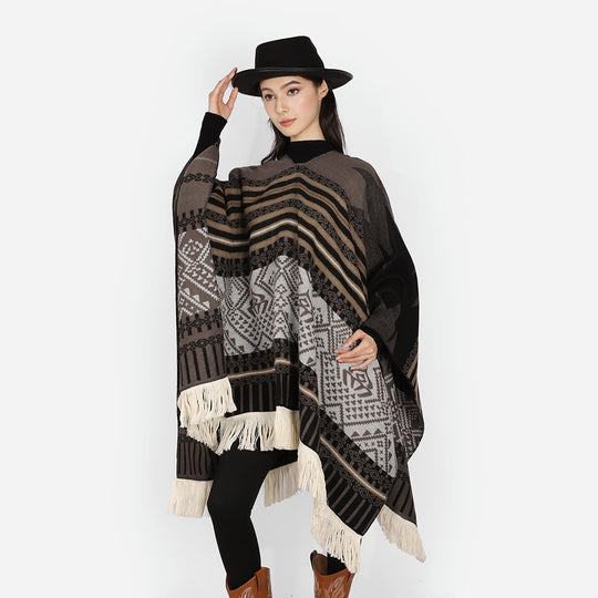 Damen Jacquard‑Ruana im Deckenstil mit V‑Ausschnitt, geometrischem Ethno‑Muster und Fransensaum Shop Nory