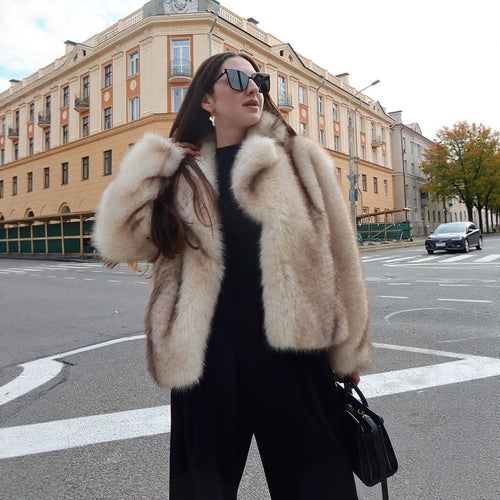 Damen Kurzboxy-Kunstpelzjacke mit voluminösem Schalkragen und Streifenoptik Shop Nory