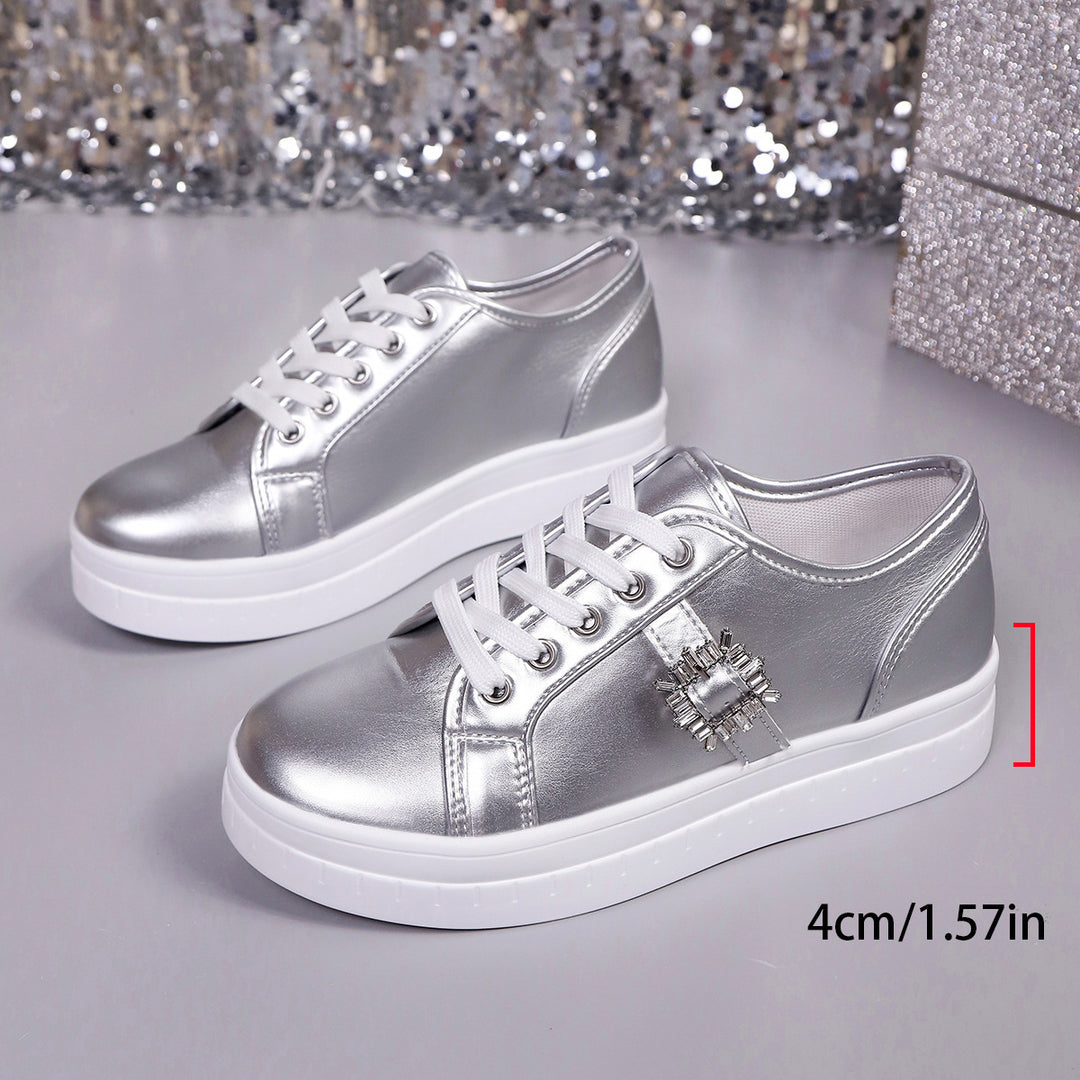 Damen Plateau‑Sneaker mit Metallic‑Obermaterial, dekorativer Strass‑Schließe und gepolsterter Komfortsohle Shop Nory