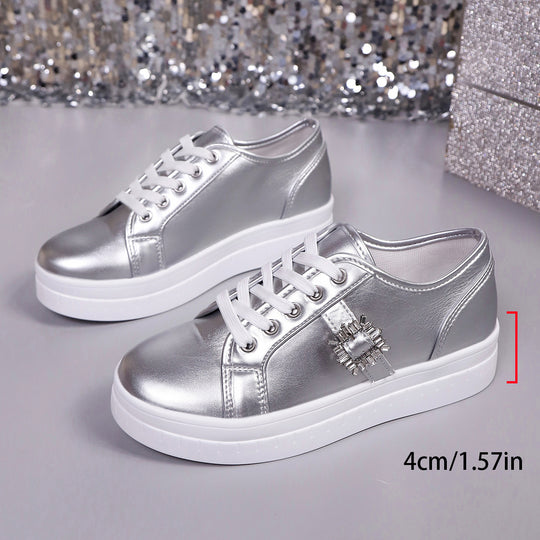 Damen Plateau‑Sneaker mit Metallic‑Obermaterial, dekorativer Strass‑Schließe und gepolsterter Komfortsohle Shop Nory