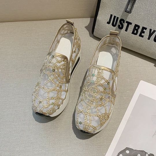 Damen Elegante Keil-Slipper mit transparentem Mesh, Paillettenstickerei und dämpfender Plateau-Sohle Shop Nory