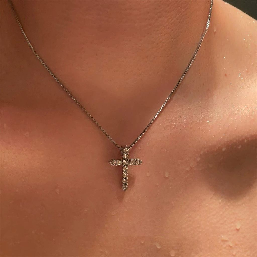 Damen Halskette mit funkelndem Kreuzanhänger aus hochwertigem Edelstahl Shop Nory