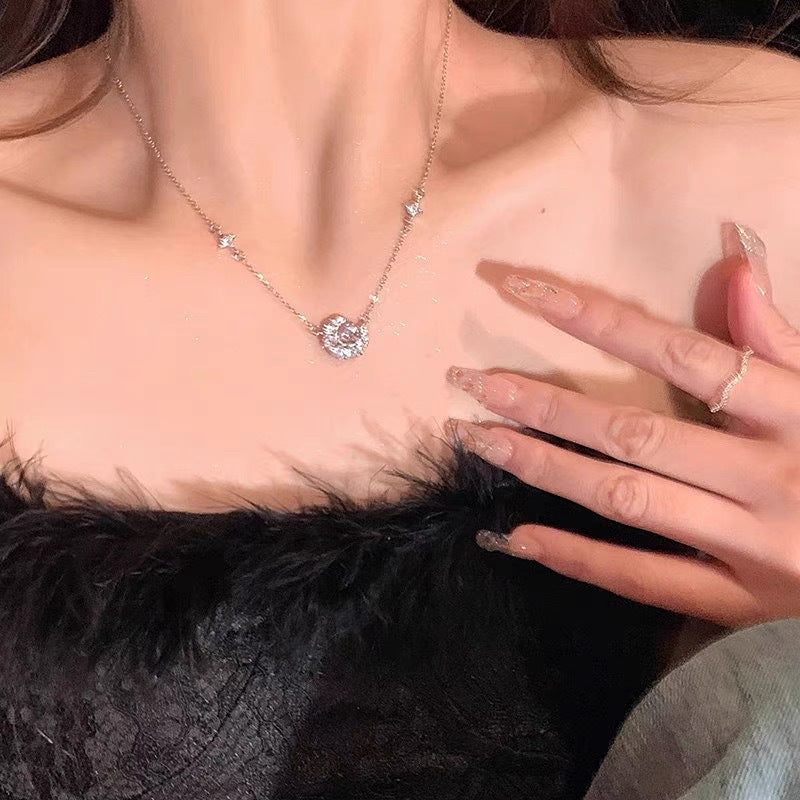 Damen Halskette mit funkelndem Designer-Anhänger und glänzenden Akzenten Shop Nory