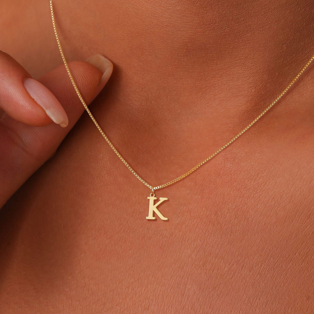 Damen Halskette mit modischem Initial-Anhänger in elegantem Design Shop Nory
