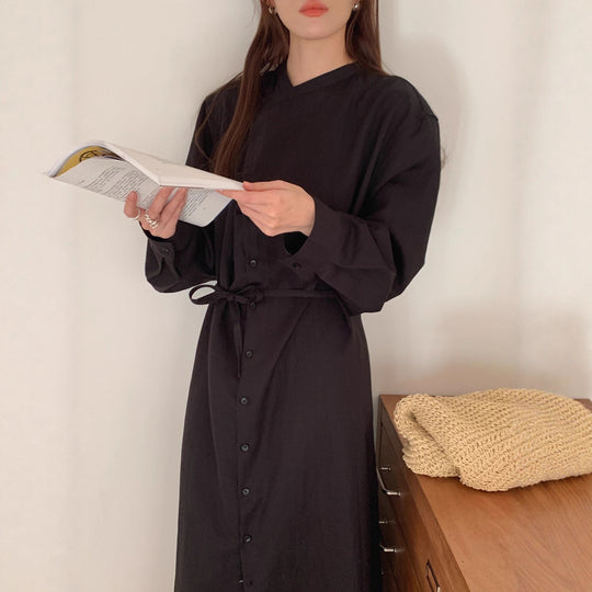 Damen Langes Shirtkleid mit V-Ausschnitt, durchgehender Knopfleiste und Taillengürtel Shop Nory