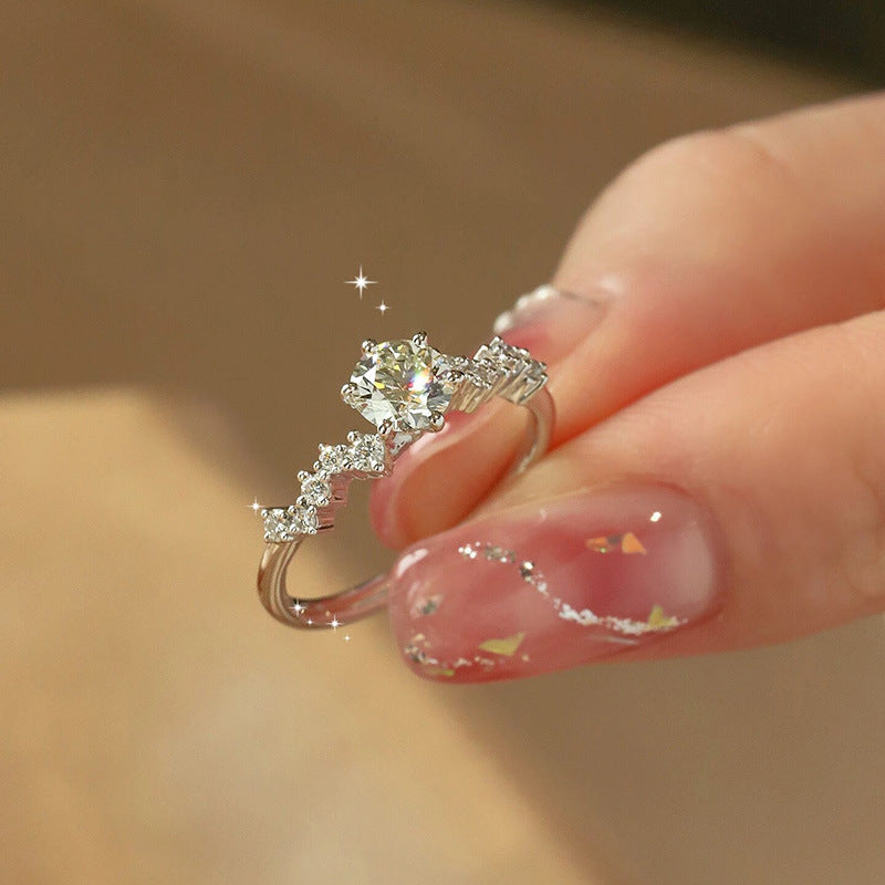 Damen Verlobungsring mit kunstvoll gefasstem Hauptstein und funkelnden Zirkonia Shop Nory