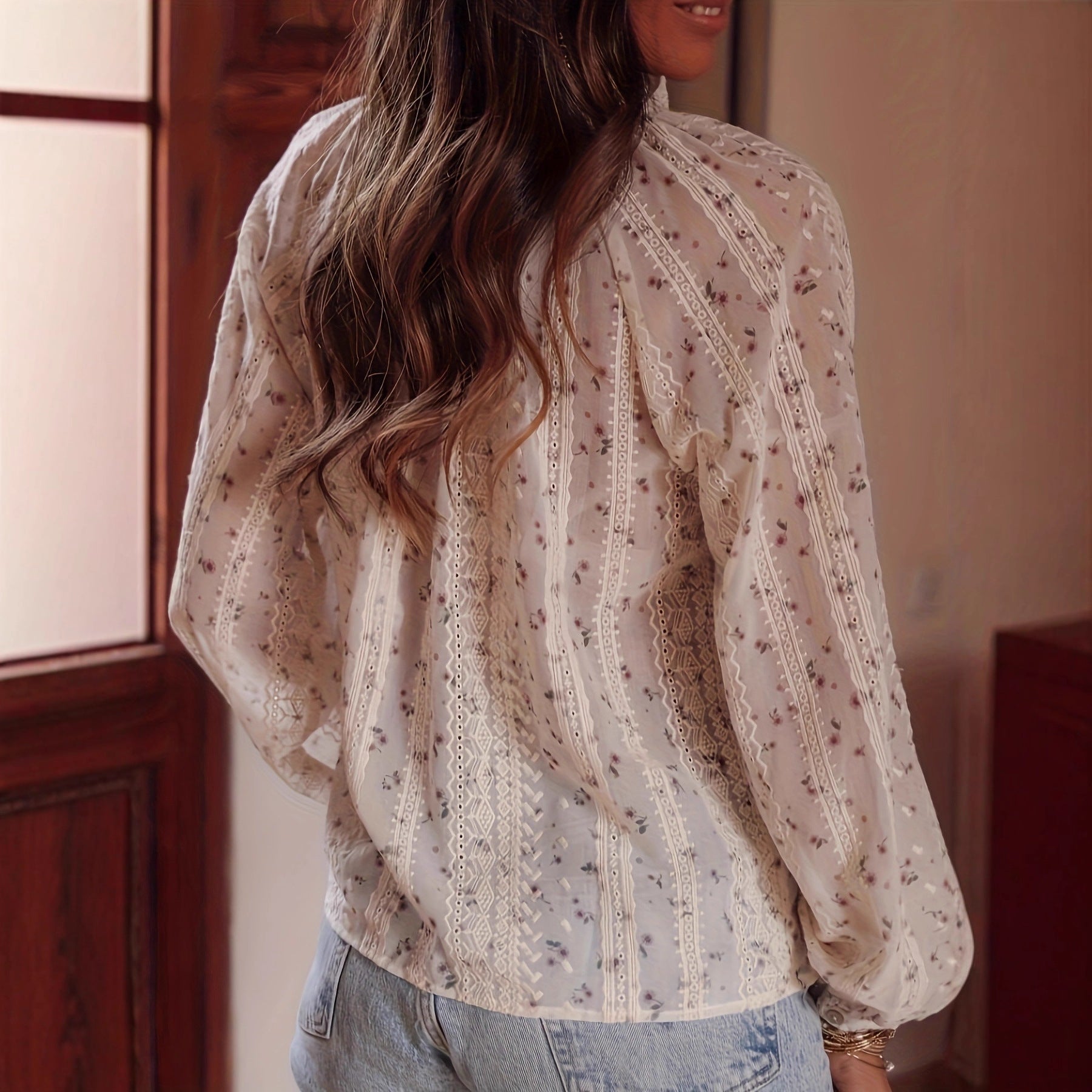 Damen Bluse mit feinen Spitzendetails und floralen Mustern
