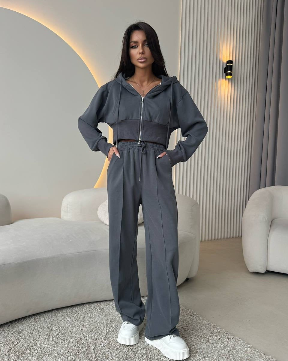 Damen sportliches Set aus cropped Kapuzenjacke und bequemen, lockeren Sporthosen