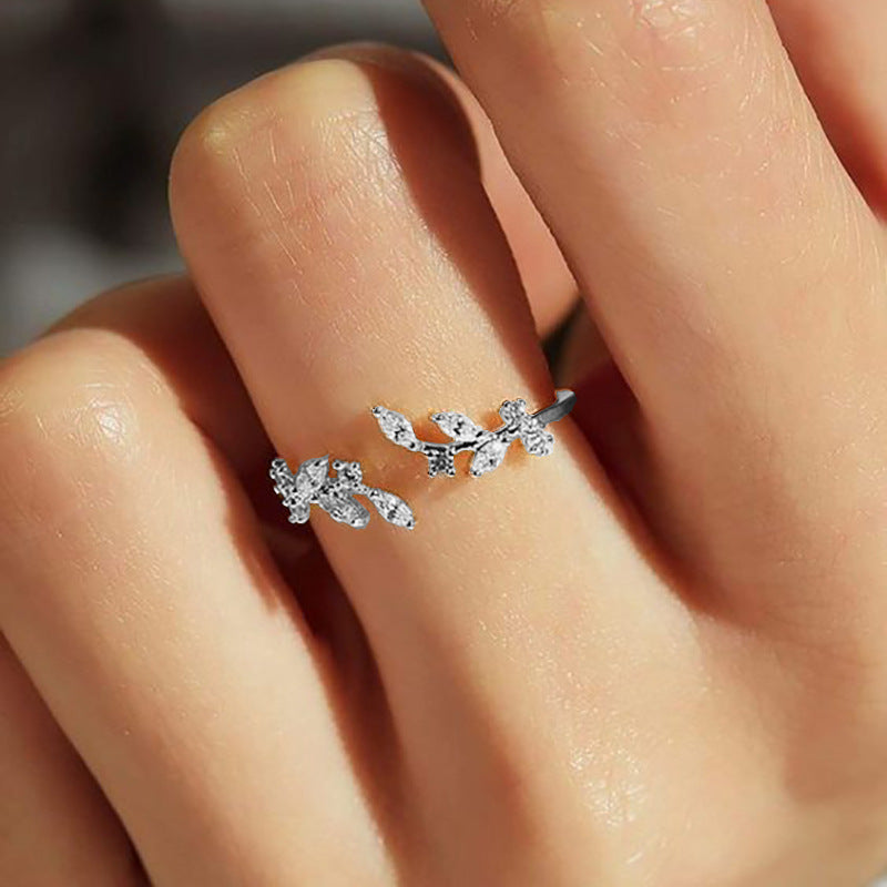 Damenring mit floralem Design und funkelnden Zirkonia Shop Nory