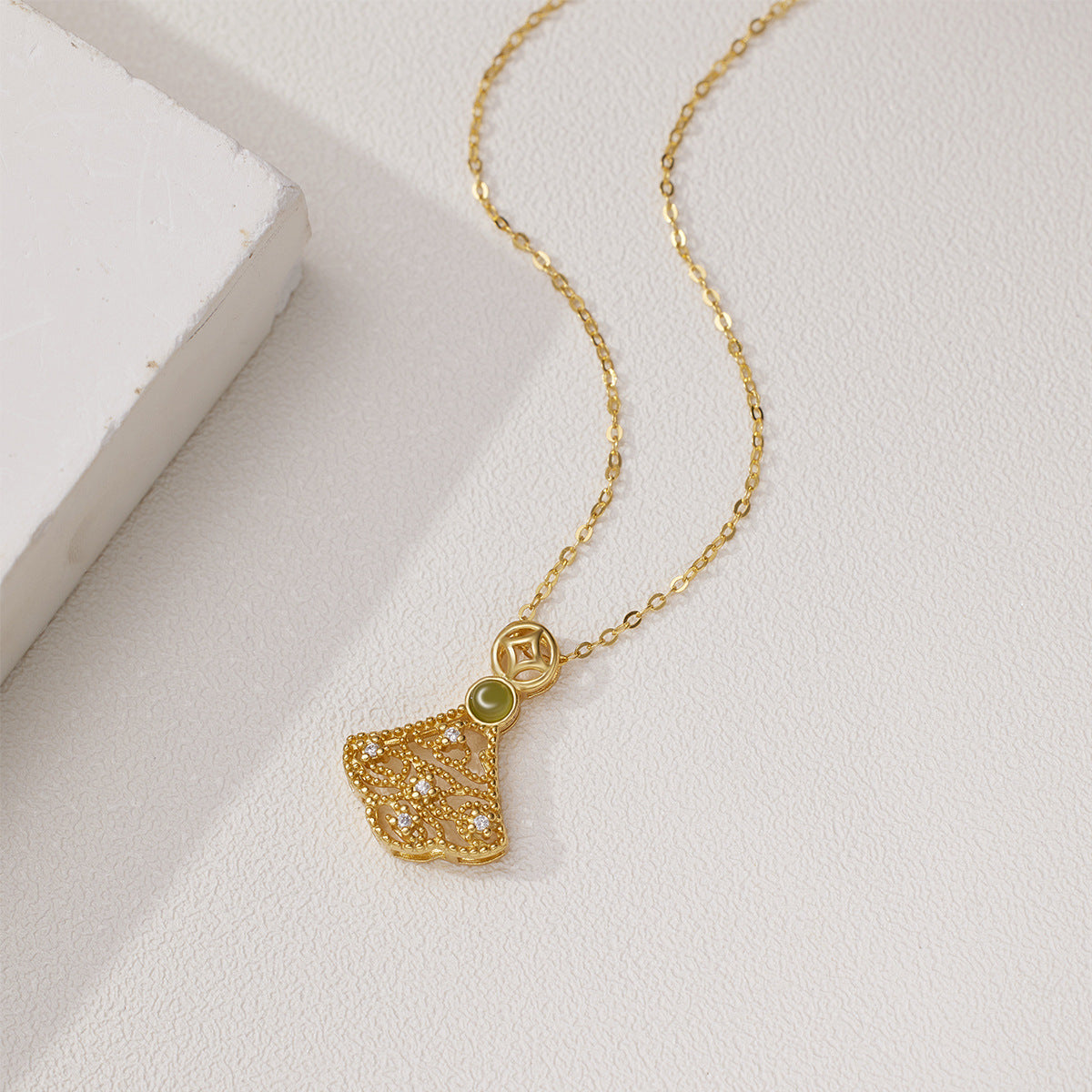 Damen filigrane Halskette mit kunstvollem Anhänger aus goldfarbenem Metall und Zirkonia-Verzierungen Shop Nory