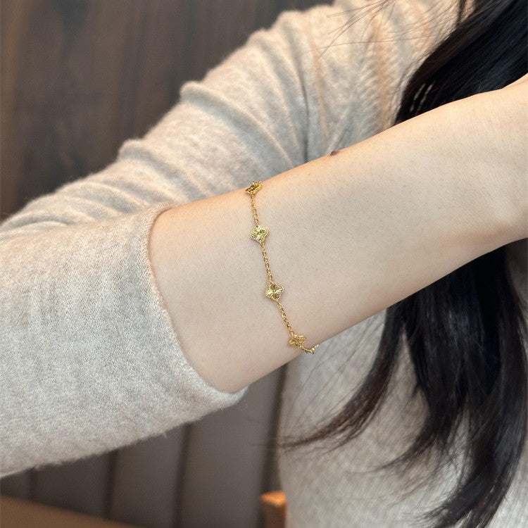 Damen feines Schmuckarmband mit filigranem Blütendesign und hochwertiger Vergoldung Shop Nory