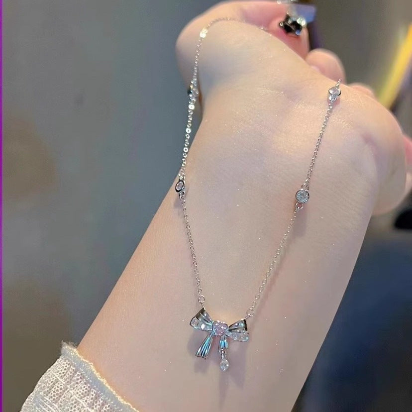 Damen Halskette mit elegantem Schleifenanhänger und funkelnden Kristallakzenten Shop Nory