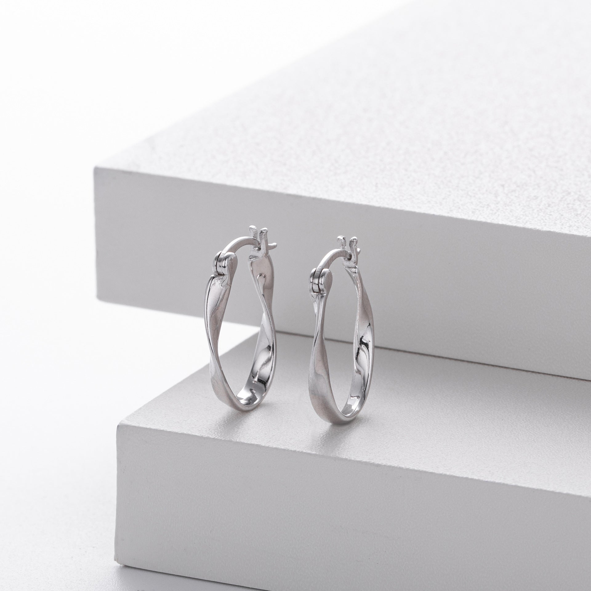 Damen Ohrhänger mit elegantem geschwungenem Design aus hochwertigem 925 Sterling Silber Shop Nory