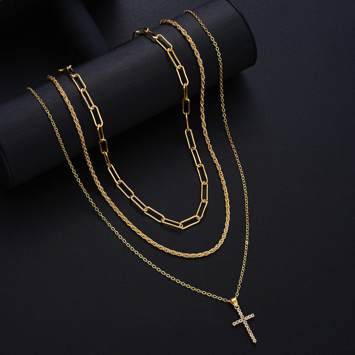 Damen Schmuckset mit elegantem Kreuzanhänger und modernem Kettendesign Shop Nory