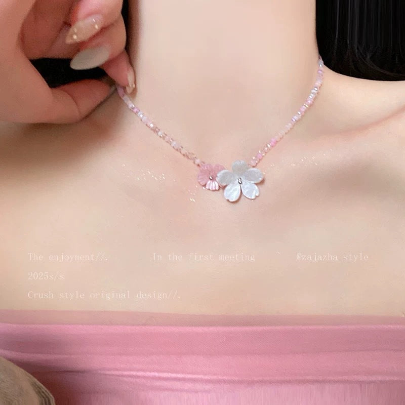 Damen Halskette mit handgefertigten bunten Blütenanhängern und funkelnden Kristallen Shop Nory
