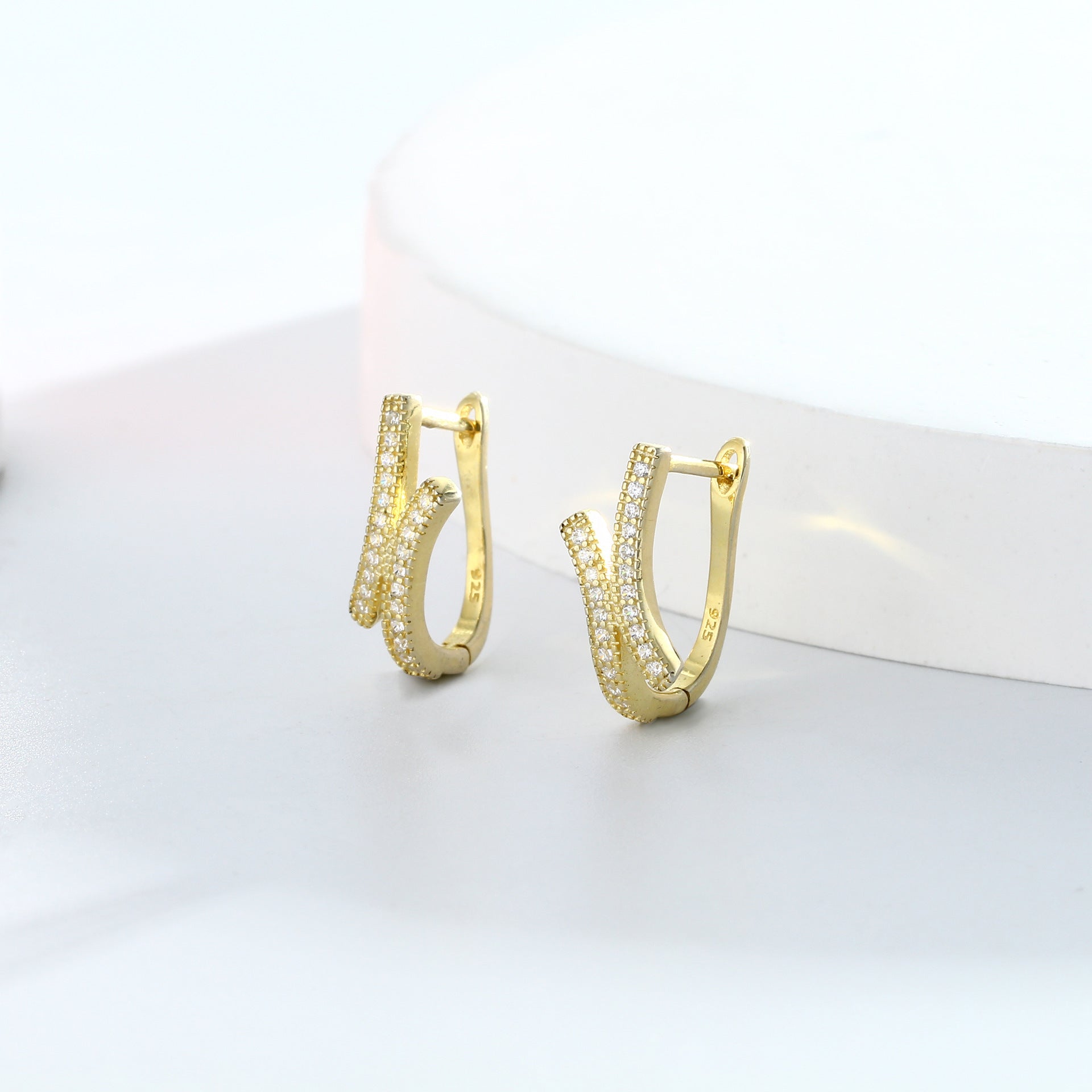 Damen Creolen mit elegantem Zirkonbesatz und modernem geschwungenem Design Shop Nory