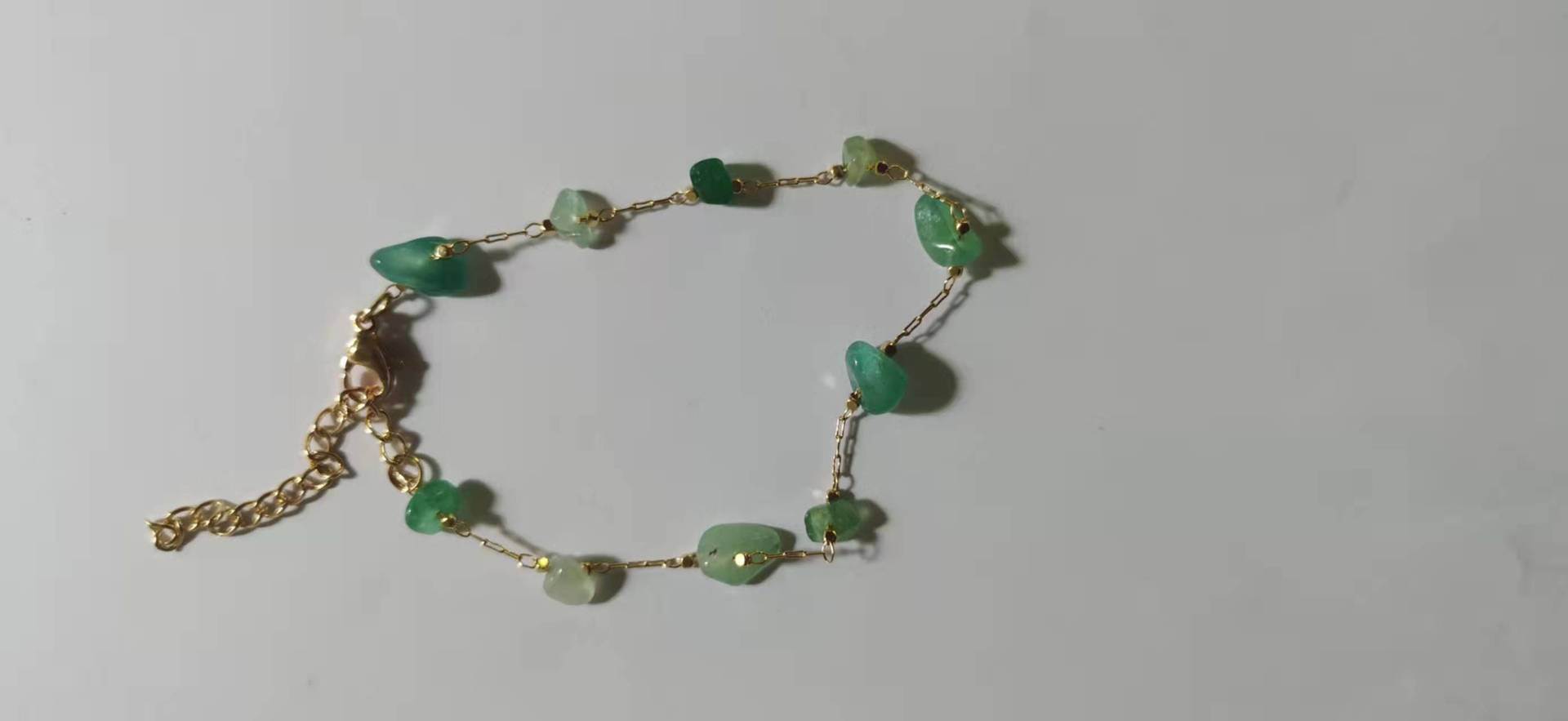 Damen Armband mit natürlichen Edelsteinen und goldfarbenen Akzenten Shop Nory