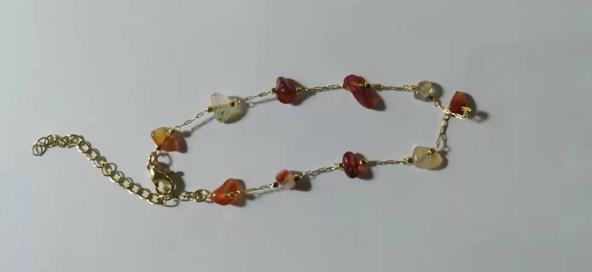 Damen Armband mit natürlichen Edelsteinen und goldfarbenen Akzenten Shop Nory