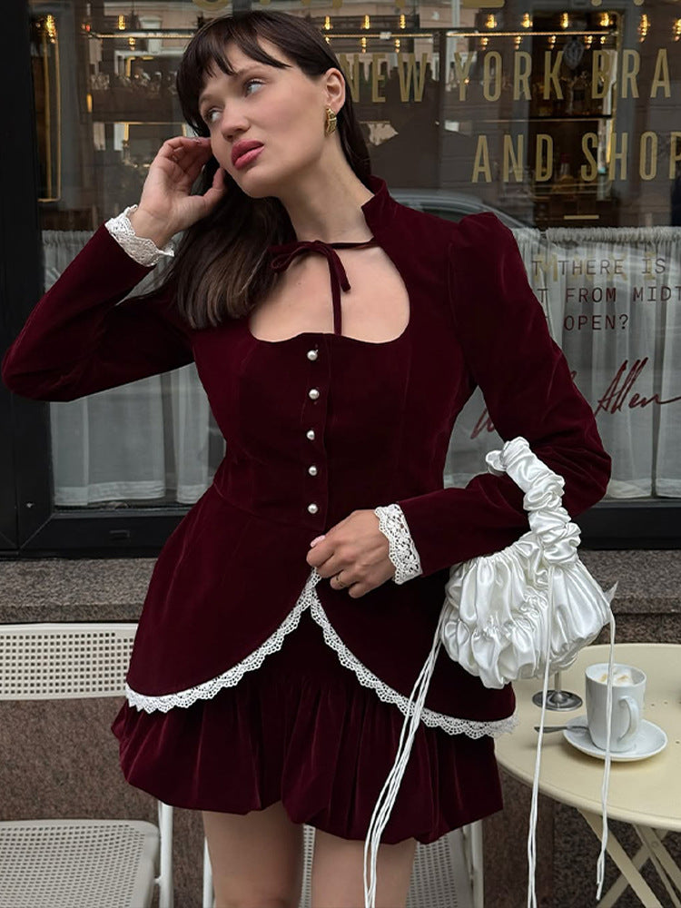 Damen tailliertes Samt‑Blazerkleid mit Herzausschnitt, Perlenknöpfen und Spitzenbesatz Shop Nory