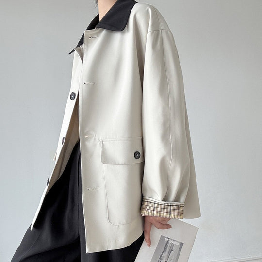 Damen Boxy Kurzjacke im leichten Trenchstil mit Kontrastkragen und kariertem Ärmelaufschlag Shop Nory